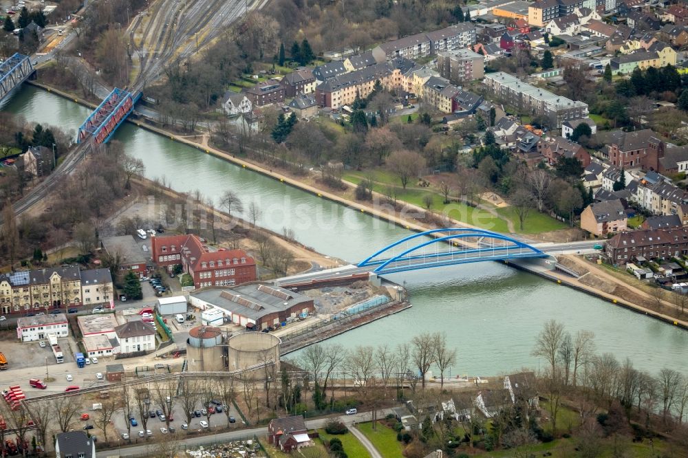 Luftaufnahme Duisburg - Brückenbauwerk entlang der Gartroper Straße über den Rhein-Herne-Kanal in Duisburg im Bundesland Nordrhein-Westfalen, Deutschland