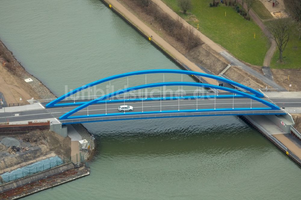 Duisburg von oben - Brückenbauwerk entlang der Gartroper Straße über den Rhein-Herne-Kanal in Duisburg im Bundesland Nordrhein-Westfalen, Deutschland