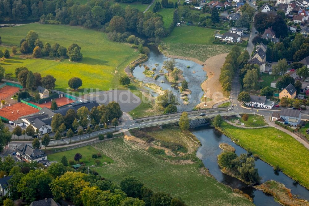 Oeventrop aus der Vogelperspektive: Brückenbauwerk entlang der Glösinger Straße in Oeventrop im Bundesland Nordrhein-Westfalen, Deutschland