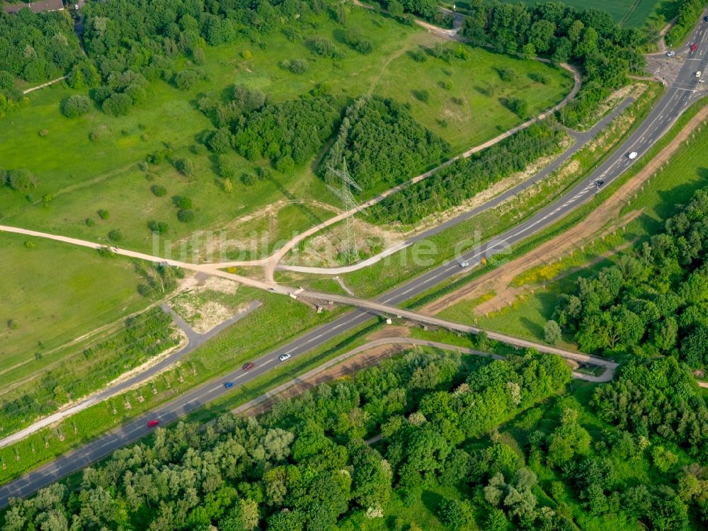 Gelsenkirchen aus der Vogelperspektive: Brückenbauwerk entlang der Hattinger Straße in Gelsenkirchen im Bundesland Nordrhein-Westfalen