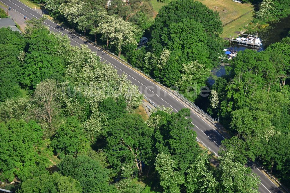 Dunkelforth von oben - Brückenbauwerk entlang der Landstraße - Bundesstraße B1 in Dunkelforth im Bundesland Sachsen-Anhalt