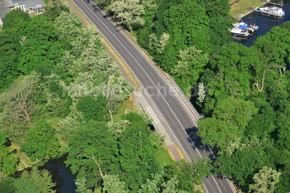 Dunkelforth aus der Vogelperspektive: Brückenbauwerk entlang der Landstraße - Bundesstraße B1 in Dunkelforth im Bundesland Sachsen-Anhalt