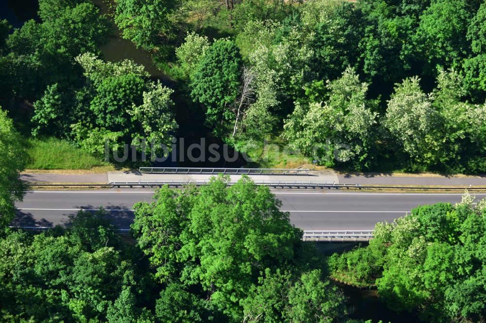 Luftbild Dunkelforth - Brückenbauwerk entlang der Landstraße - Bundesstraße B1 in Dunkelforth im Bundesland Sachsen-Anhalt