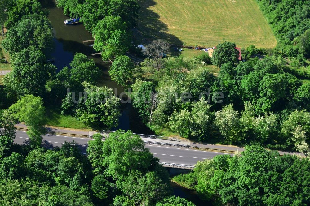 Luftaufnahme Dunkelforth - Brückenbauwerk entlang der Landstraße - Bundesstraße B1 in Dunkelforth im Bundesland Sachsen-Anhalt