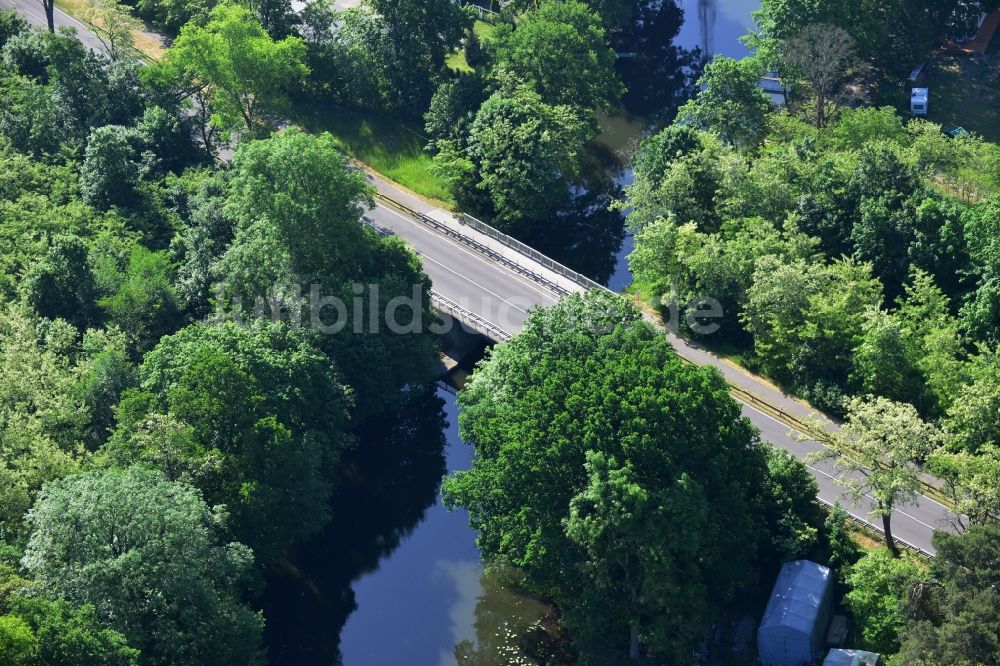 Dunkelforth von oben - Brückenbauwerk entlang der Landstraße - Bundesstraße B1 in Dunkelforth im Bundesland Sachsen-Anhalt