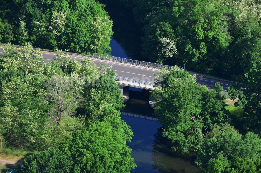 Dunkelforth aus der Vogelperspektive: Brückenbauwerk entlang der Landstraße - Bundesstraße B1 in Dunkelforth im Bundesland Sachsen-Anhalt