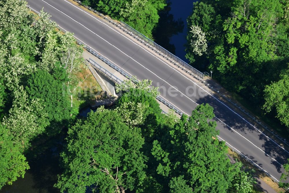 Luftbild Dunkelforth - Brückenbauwerk entlang der Landstraße - Bundesstraße B1 in Dunkelforth im Bundesland Sachsen-Anhalt