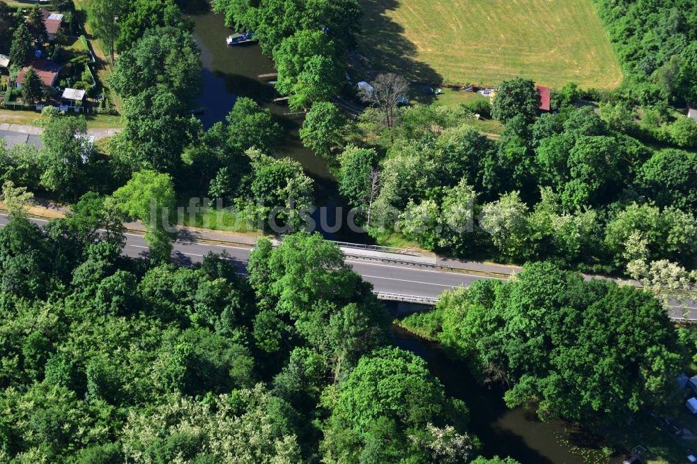 Luftaufnahme Dunkelforth - Brückenbauwerk entlang der Landstraße - Bundesstraße B1 in Dunkelforth im Bundesland Sachsen-Anhalt