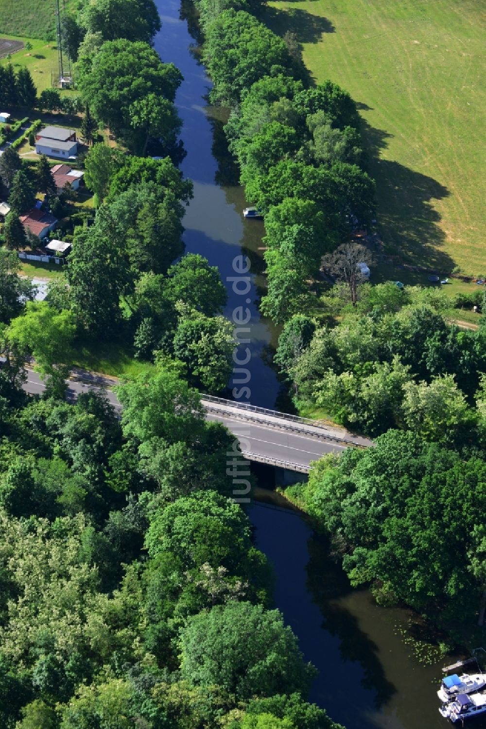 Dunkelforth von oben - Brückenbauwerk entlang der Landstraße - Bundesstraße B1 in Dunkelforth im Bundesland Sachsen-Anhalt