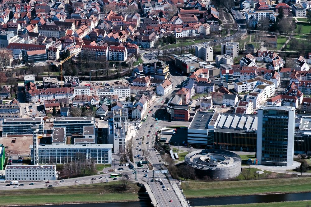 Offenburg aus der Vogelperspektive: Brückenbauwerk entlang Offenburg bei Burda in Offenburg im Bundesland Baden-Württemberg, Deutschland