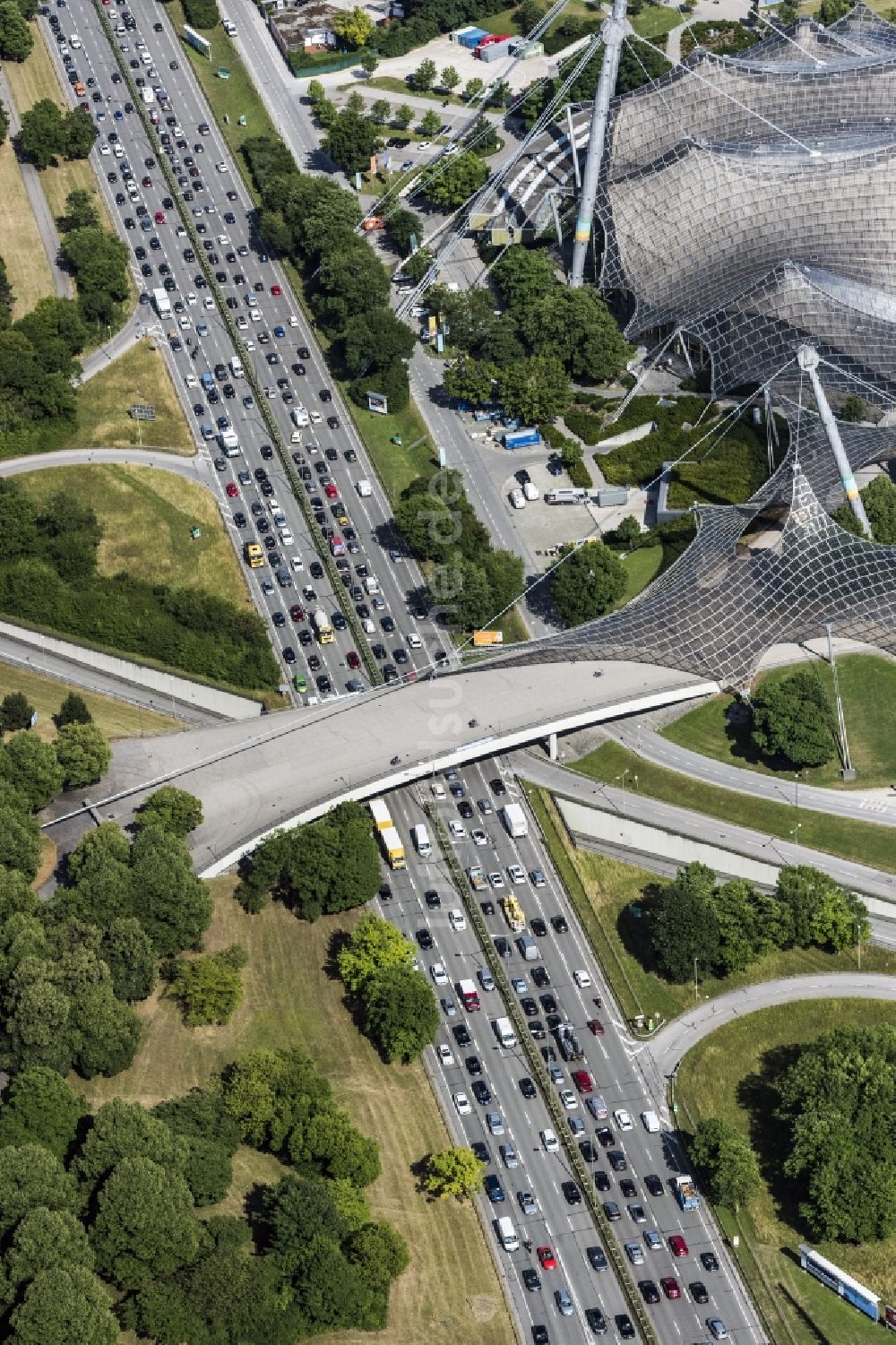 München aus der Vogelperspektive: Brückenbauwerk entlang der 2R am Olympiapark in München im Bundesland Bayern, Deutschland