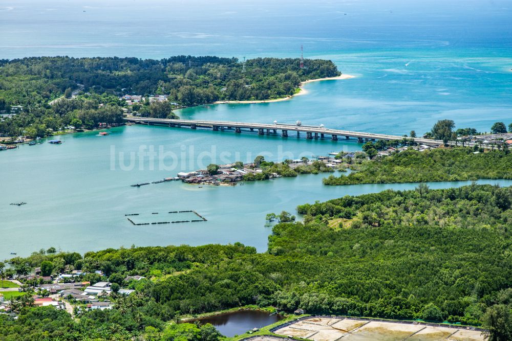 Khok Kloi aus der Vogelperspektive: Brückenbauwerk entlang Sarasin Bridge in Khok Kloi in Phang Nga, Thailand