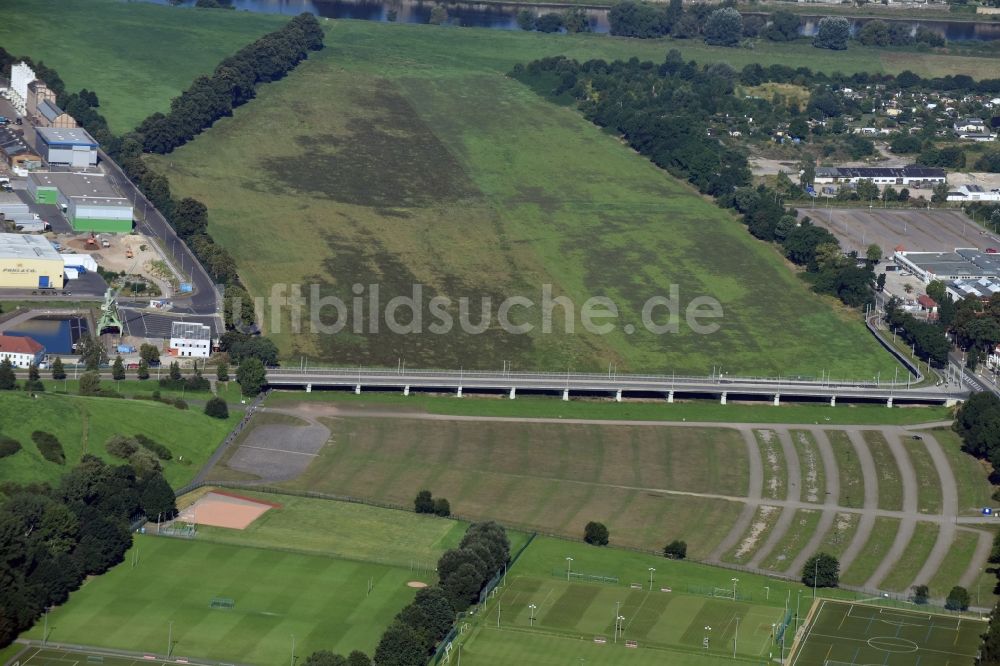 Dresden von oben - Brückenbauwerk entlang der Schlachthofstraße in Dresden im Bundesland Sachsen