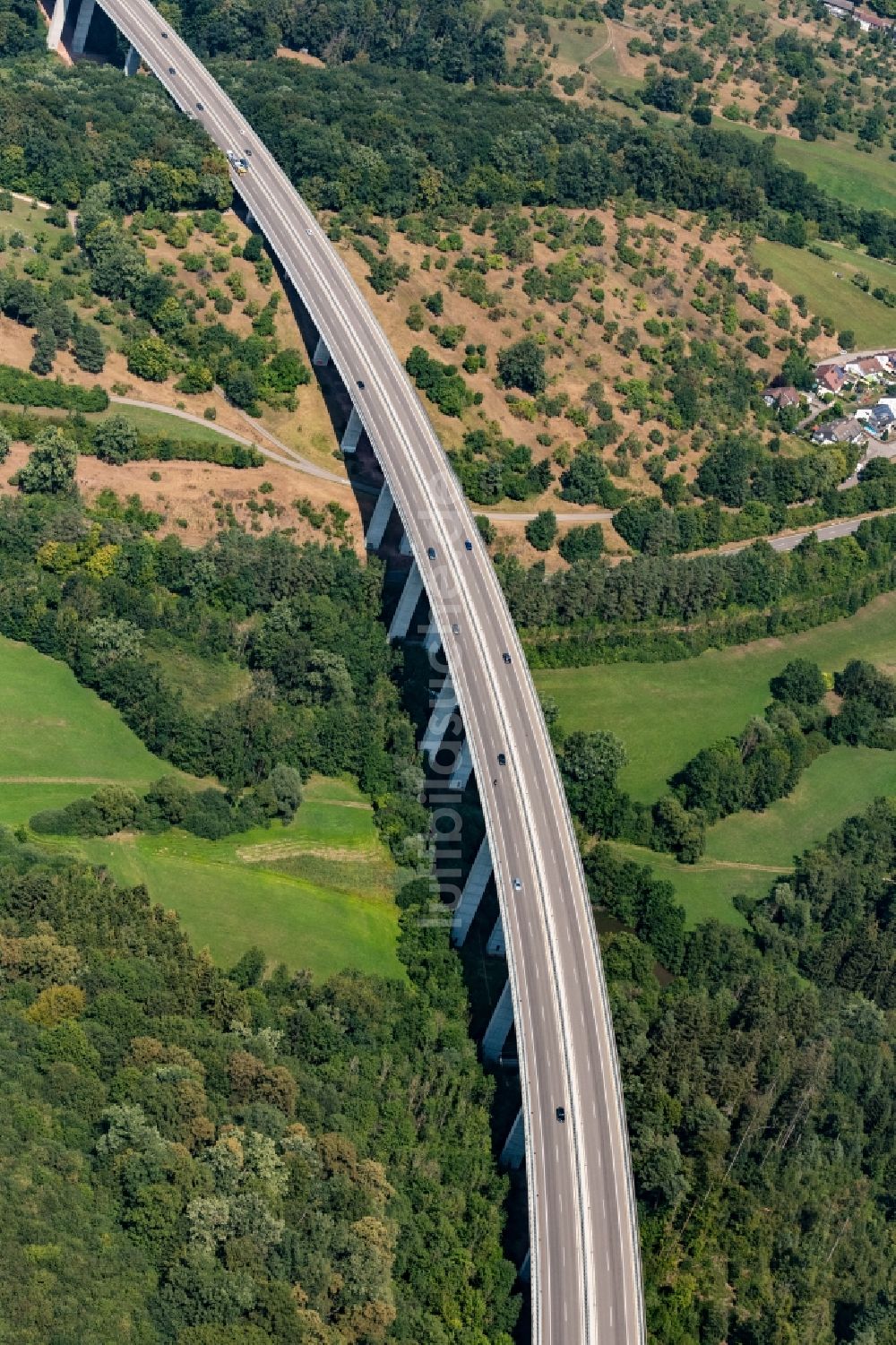 Schlaitdorf aus der Vogelperspektive: Brückenbauwerk entlang der B 27 in Schlaitdorf im Bundesland Baden-Württemberg, Deutschland