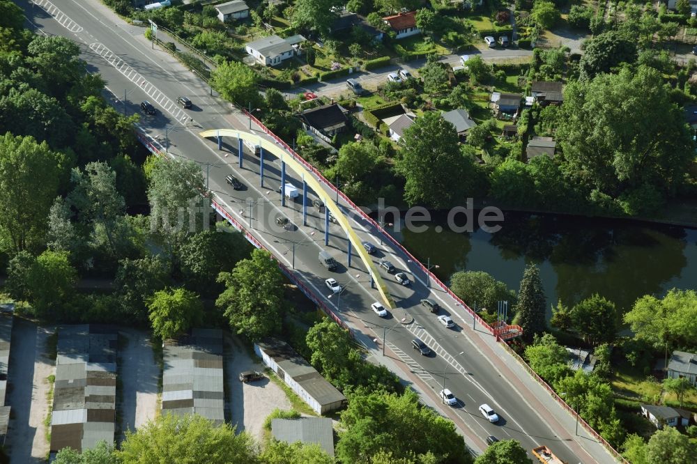 Luftbild Berlin - Brückenbauwerk entlang der Südostallee im Ortsteil Treptow-Köpenick in Berlin, Deutschland