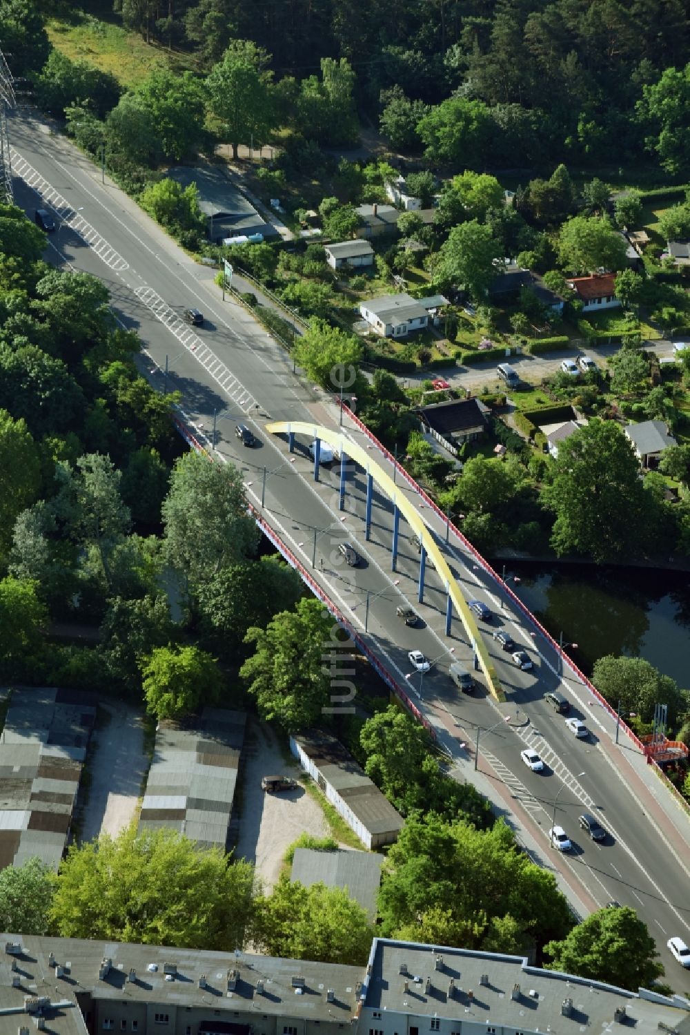 Luftaufnahme Berlin - Brückenbauwerk entlang der Südostallee im Ortsteil Treptow-Köpenick in Berlin, Deutschland