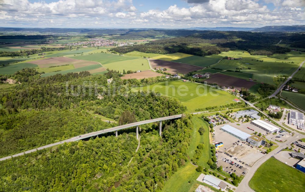 Luftaufnahme Rottweil - Brückenbauwerk entlang der B 27 Talbrücke der Nordumgehung in Rottweil im Bundesland Baden-Württemberg, Deutschland