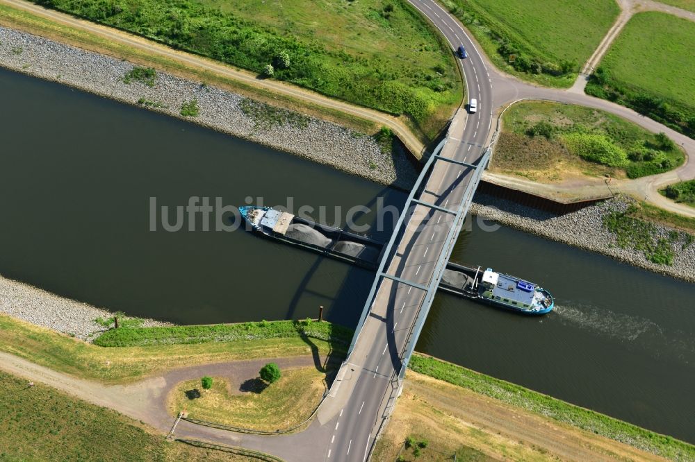 Magdeburg von oben - Brückenbauwerk entlang der Ufer des Abstiegskanales Rothensee am Glindenberger Weg in Magdeburg im Bundesland Sachsen-Anhalt