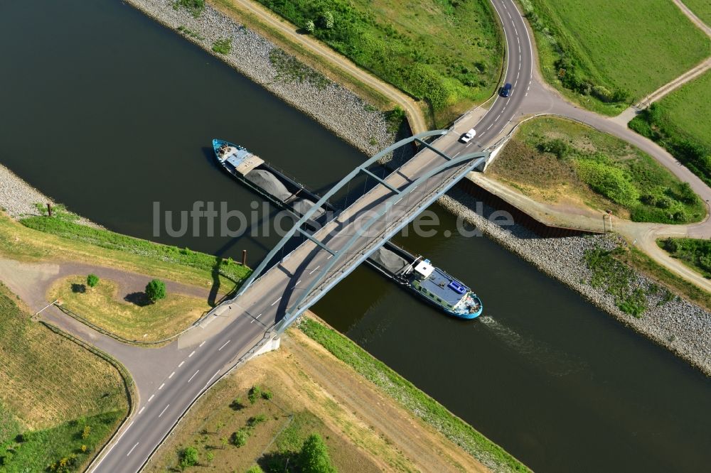 Magdeburg aus der Vogelperspektive: Brückenbauwerk entlang der Ufer des Abstiegskanales Rothensee am Glindenberger Weg in Magdeburg im Bundesland Sachsen-Anhalt