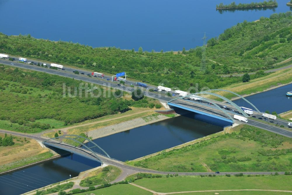 Luftbild Magdeburg - Brückenbauwerk entlang der Ufer des Abstiegskanales Rothensee am Glindenberger Weg in Magdeburg im Bundesland Sachsen-Anhalt