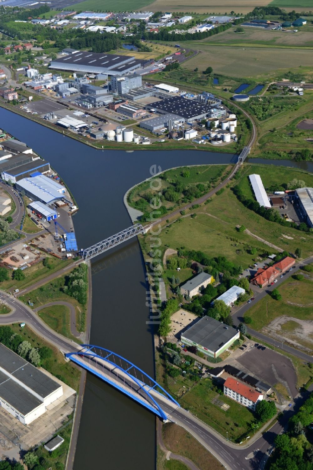 Genthin aus der Vogelperspektive: Brückenbauwerk entlang der Ufer des Elbe-Havel-Kanales an der Bundesstraße B1 in Genthin im Bundesland Sachsen-Anhalt