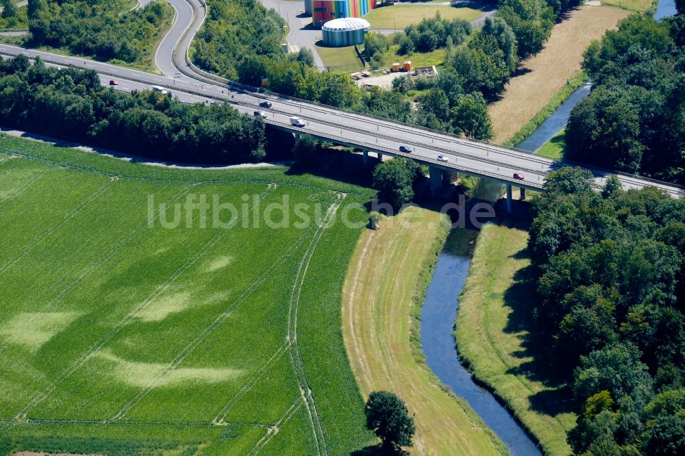 Göttingen von oben - Brückenbauwerk entlang der Ufer der Leine in Göttingen im Bundesland Niedersachsen, Deutschland