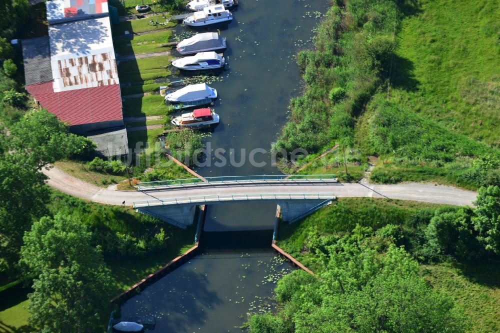 Luftaufnahme Genthin - Brückenbauwerk entlang der Ufer des Verbindungskanales am Inselweg in Genthin im Bundesland Sachsen-Anhalt