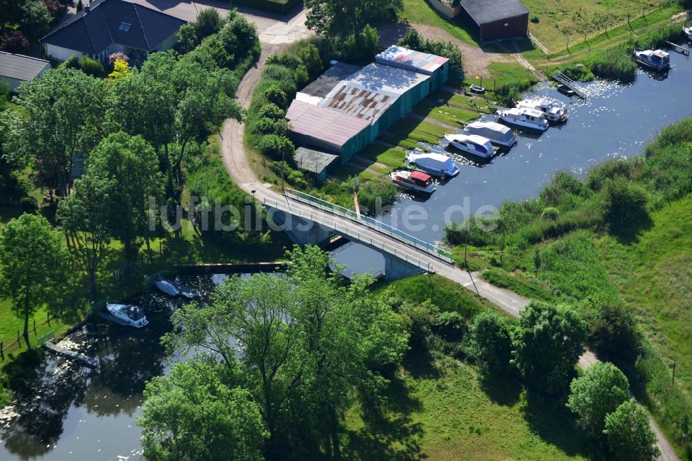 Genthin von oben - Brückenbauwerk entlang der Ufer des Verbindungskanales am Inselweg in Genthin im Bundesland Sachsen-Anhalt