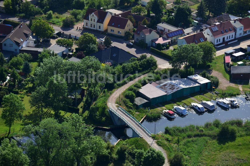 Genthin aus der Vogelperspektive: Brückenbauwerk entlang der Ufer des Verbindungskanales am Inselweg in Genthin im Bundesland Sachsen-Anhalt