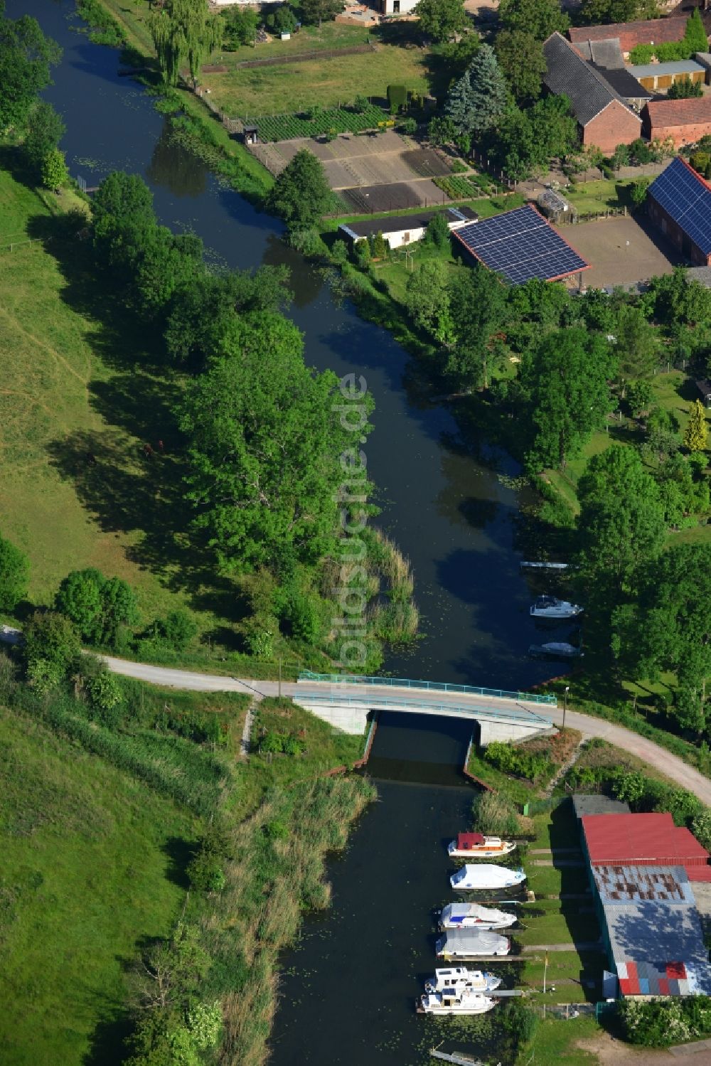 Genthin von oben - Brückenbauwerk entlang der Ufer des Verbindungskanales am Inselweg in Genthin im Bundesland Sachsen-Anhalt