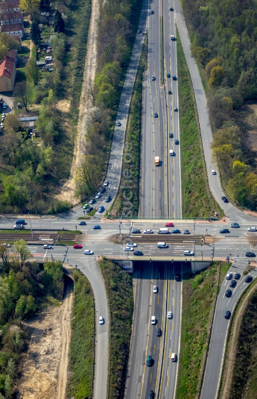 Bochum von oben - Brückenbauwerk entlang der Universitätsstraße in Bochum im Bundesland Nordrhein-Westfalen, Deutschland