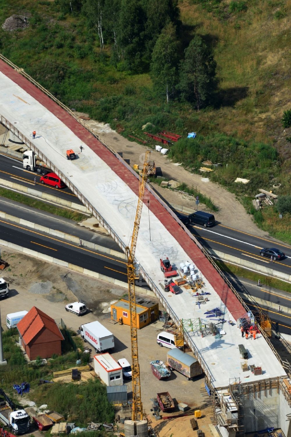 Groß Ziethen von oben - Brückenbauwerk der EUROVIA auf der Baustelle zum Um- und Ausbau des Autobahndreieck AD Havelland im Bundesland Brandenburg