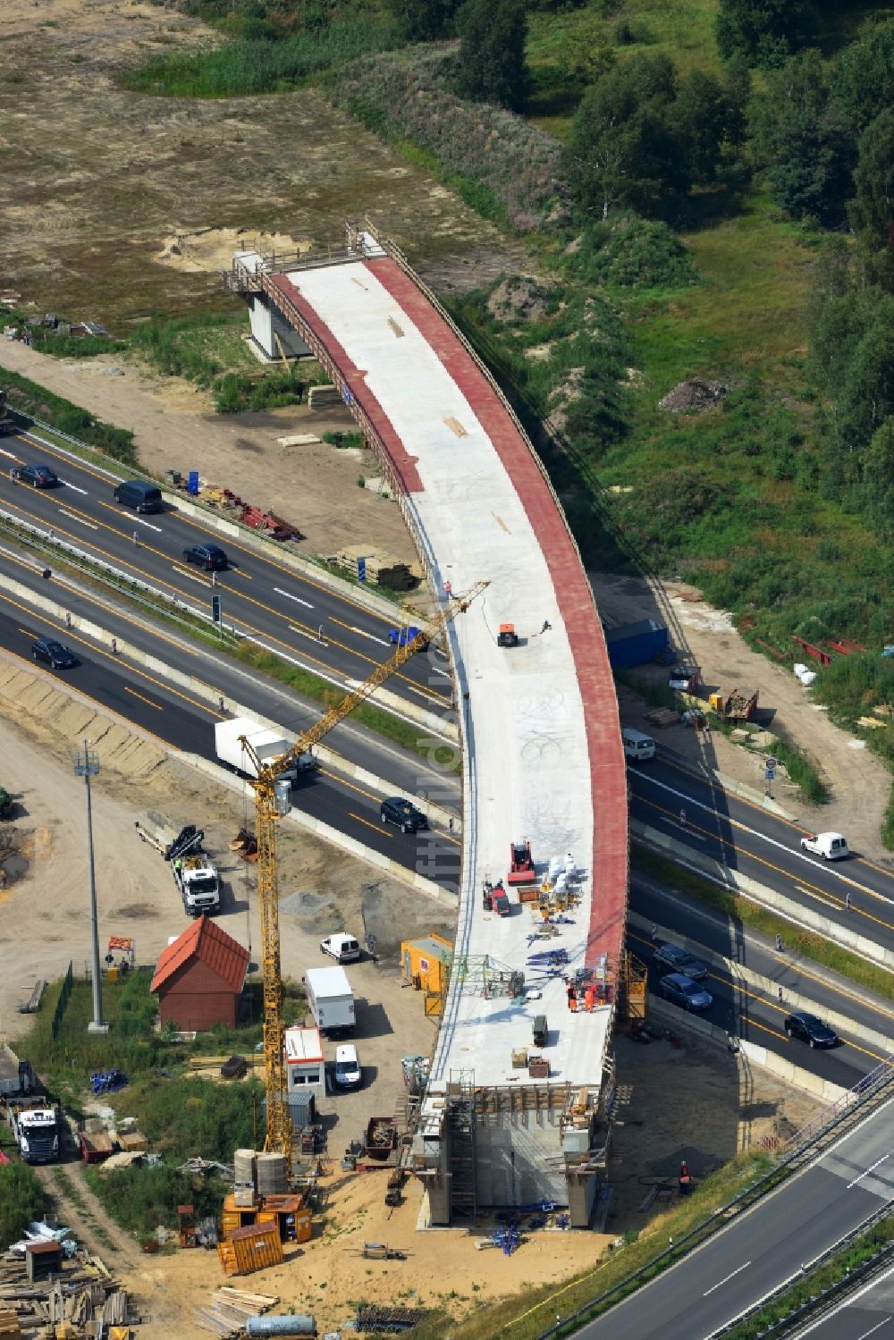 Groß Ziethen aus der Vogelperspektive: Brückenbauwerk der EUROVIA auf der Baustelle zum Um- und Ausbau des Autobahndreieck AD Havelland im Bundesland Brandenburg