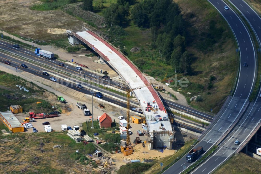 Luftaufnahme Groß Ziethen - Brückenbauwerk der EUROVIA auf der Baustelle zum Um- und Ausbau des Autobahndreieck AD Havelland im Bundesland Brandenburg