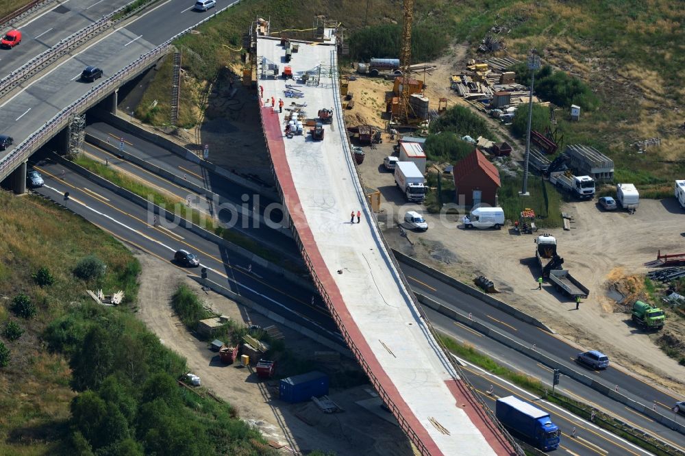 Luftaufnahme Groß Ziethen - Brückenbauwerk der EUROVIA auf der Baustelle zum Um- und Ausbau des Autobahndreieck AD Havelland im Bundesland Brandenburg