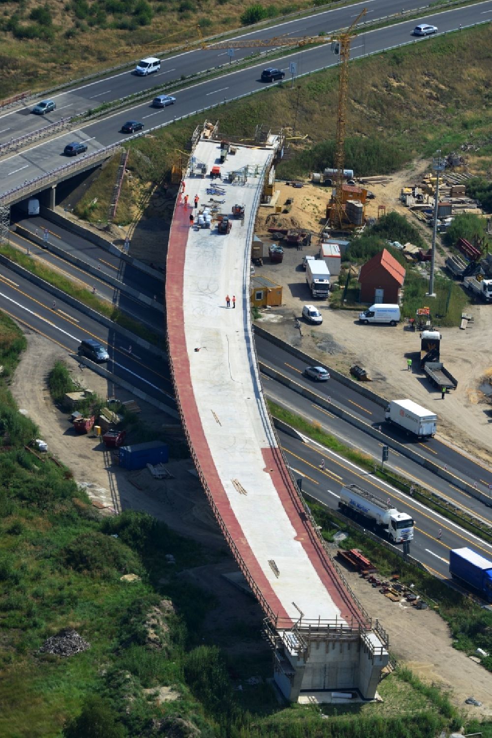 Groß Ziethen von oben - Brückenbauwerk der EUROVIA auf der Baustelle zum Um- und Ausbau des Autobahndreieck AD Havelland im Bundesland Brandenburg