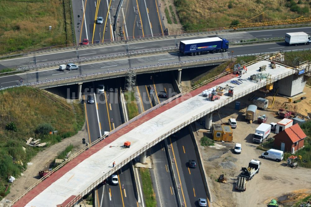 Groß Ziethen aus der Vogelperspektive: Brückenbauwerk der EUROVIA auf der Baustelle zum Um- und Ausbau des Autobahndreieck AD Havelland im Bundesland Brandenburg