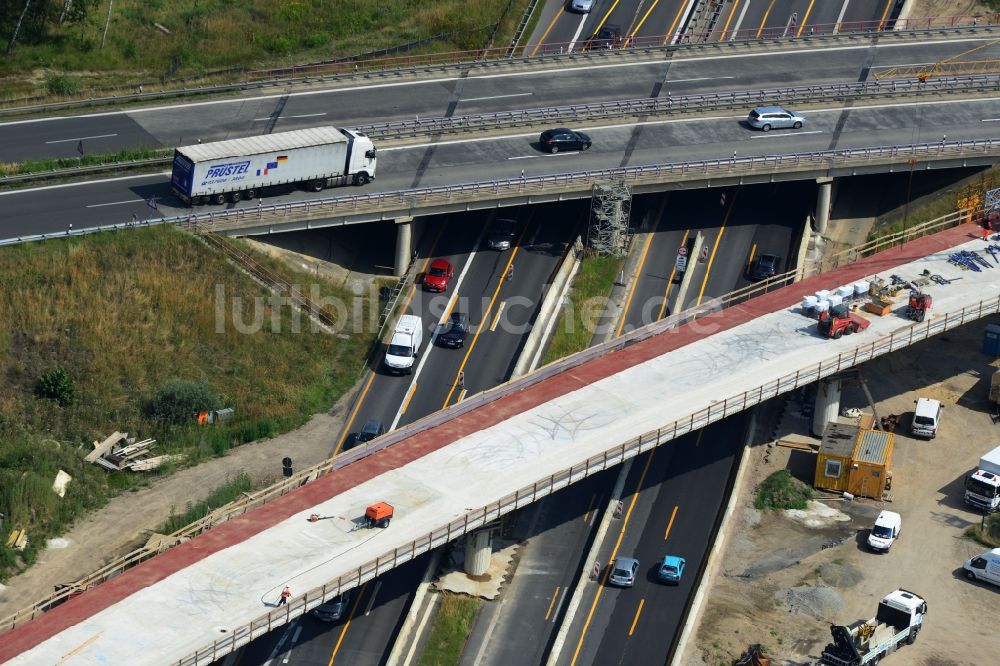 Luftbild Groß Ziethen - Brückenbauwerk der EUROVIA auf der Baustelle zum Um- und Ausbau des Autobahndreieck AD Havelland im Bundesland Brandenburg