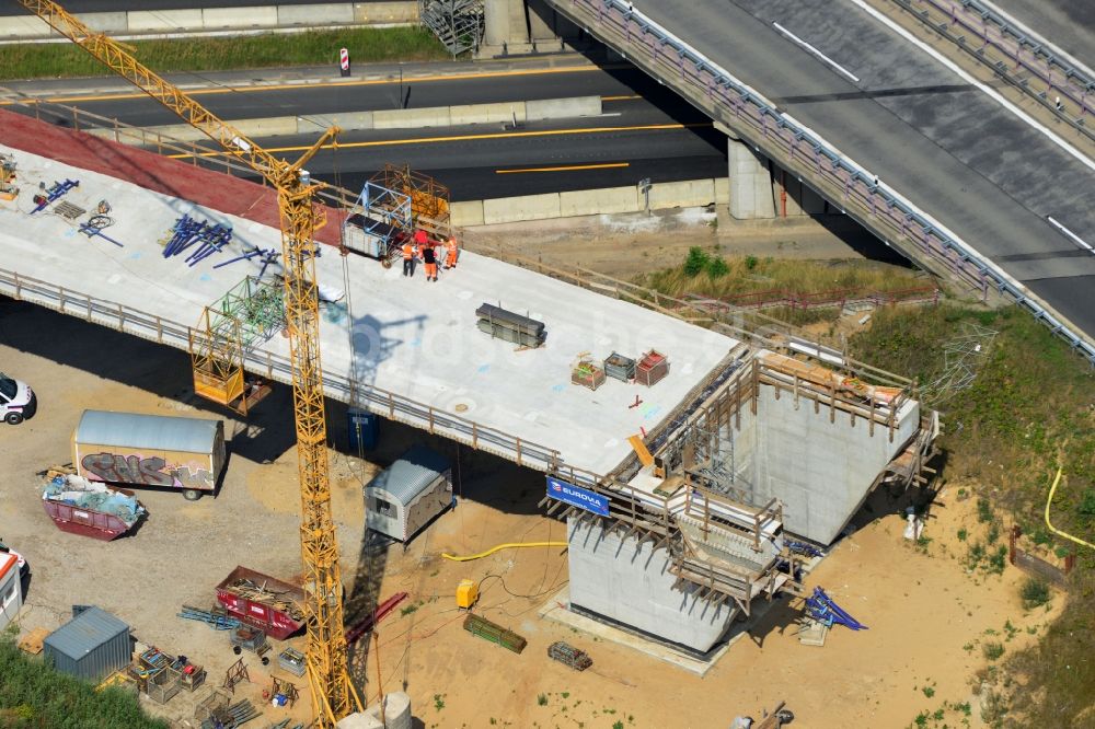 Luftaufnahme Groß Ziethen - Brückenbauwerk der EUROVIA auf der Baustelle zum Um- und Ausbau des Autobahndreieck AD Havelland im Bundesland Brandenburg