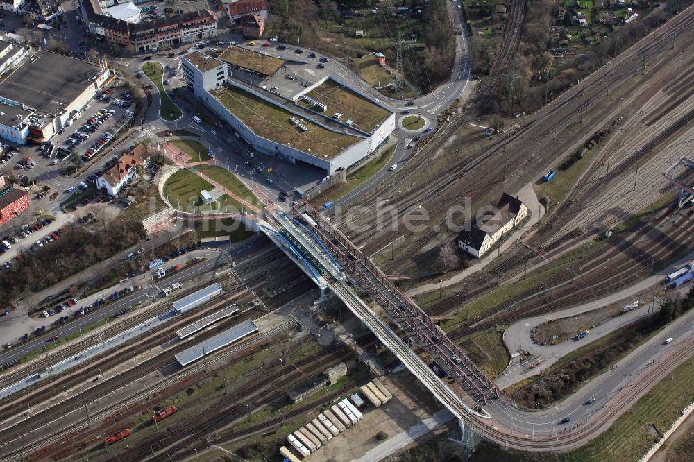 Weil am Rhein aus der Vogelperspektive: Brückenbauwerk Friedensbrücke über die Bahngleise in Weil am Rhein im Bundesland Baden-Württemberg