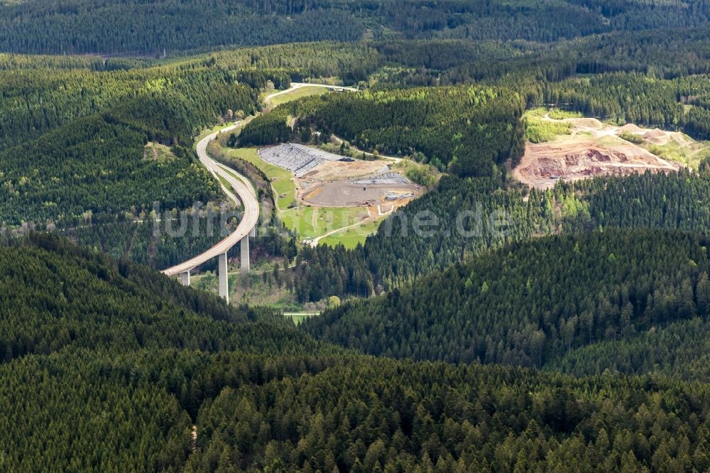 Titisee-Neustadt aus der Vogelperspektive: Brückenbauwerk Gutachtal Brücke der B31 in Titisee-Neustadt im Bundesland Baden-Württemberg