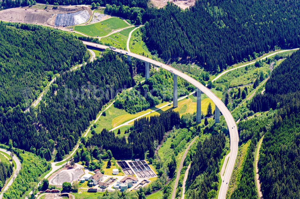 Titisee-Neustadt aus der Vogelperspektive: Brückenbauwerk Gutachtal Brücke der B31 in Titisee-Neustadt im Bundesland Baden-Württemberg