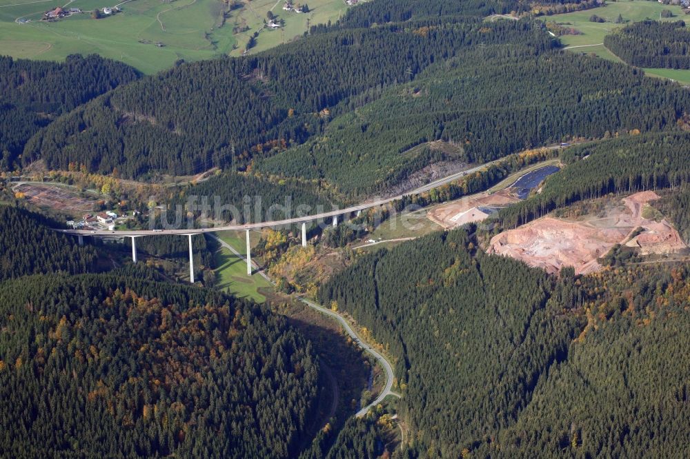 Luftbild Titisee-Neustadt - Brückenbauwerk Gutachtalbrücke der Bundesstrasse B31 in Titisee-Neustadt im Bundesland Baden-Württemberg, Deutschland