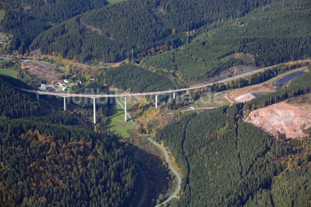 Titisee-Neustadt von oben - Brückenbauwerk Gutachtalbrücke der Bundesstrasse B31 in Titisee-Neustadt im Bundesland Baden-Württemberg, Deutschland