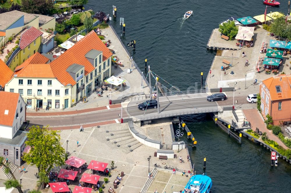 Malchow von oben - Brückenbauwerk der Lange Straße in Malchow im Bundesland Mecklenburg-Vorpommern