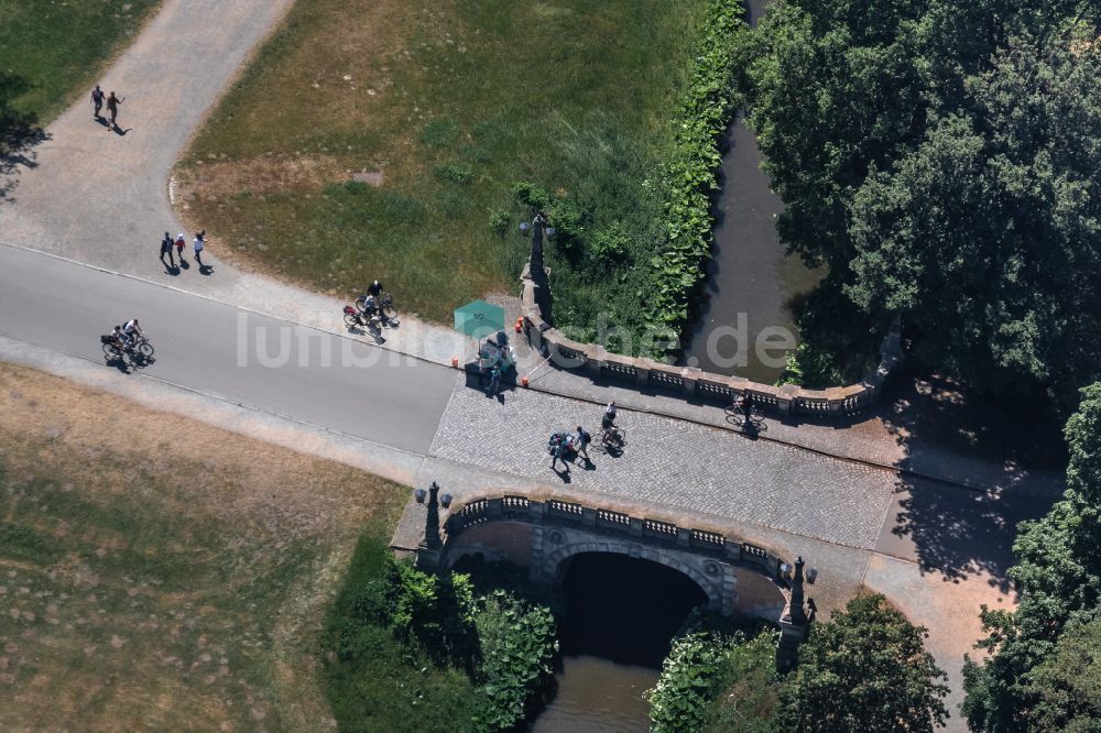 Bremen von oben - Brückenbauwerk Melchersbrücke im Bürgerpark in Bremen, Deutschland