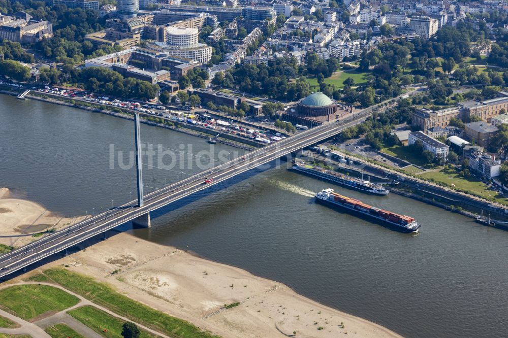 Düsseldorf von oben - Brückenbauwerk Oberkasseler Brücke in Düsseldorf im Bundesland Nordrhein-Westfalen, Deutschland