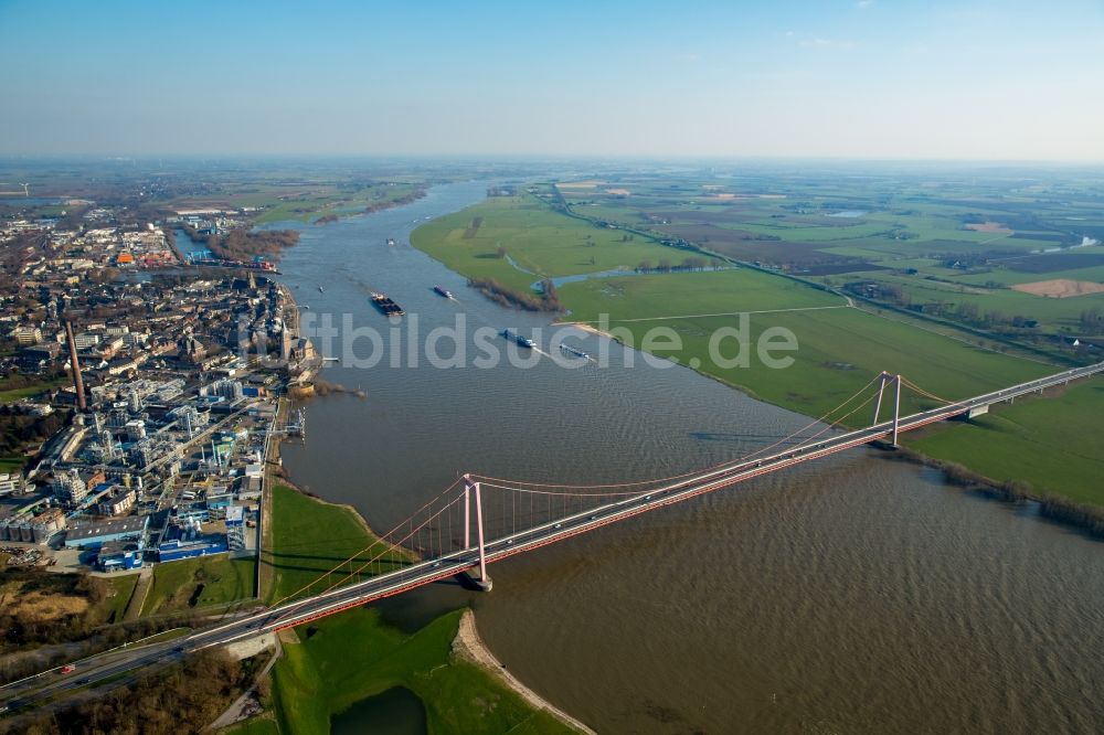 Luftbild Emmerich am Rhein - Brückenbauwerk Rheinbrücke Emmerich in Emmerich am Rhein im Bundesland Nordrhein-Westfalen