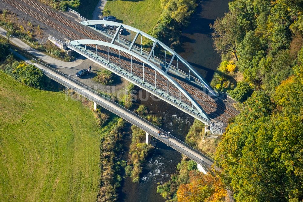 Luftaufnahme Meschede - Brückenbauwerk Ruhrbrücke über die Ruhr mit Eisenbahntunnel in Meschede im Bundesland Nordrhein-Westfalen