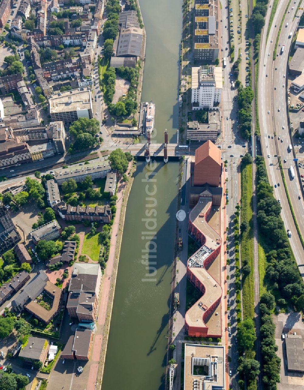 Luftaufnahme Duisburg - Brückenbauwerk- Schwanentorbrücke über den Innenhafen-Kanal in Duisburg im Bundesland Nordrhein-Westfalen